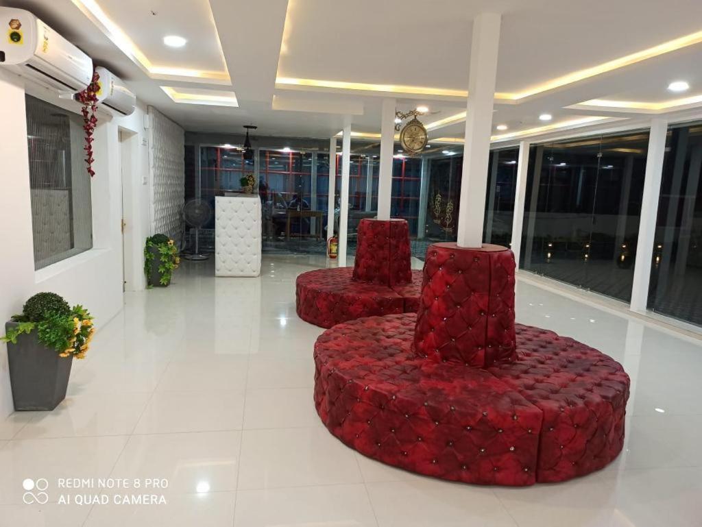 Gods County. Resort & Banquets ธาราพิธ ภายนอก รูปภาพ